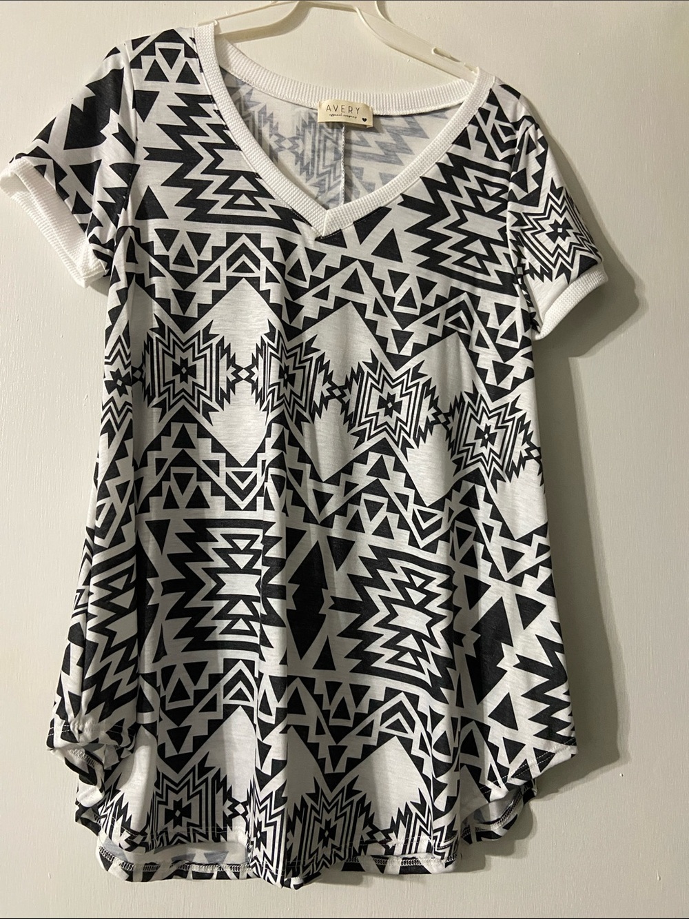Avery Black & White Geometric V-Neck Tunic NWOT